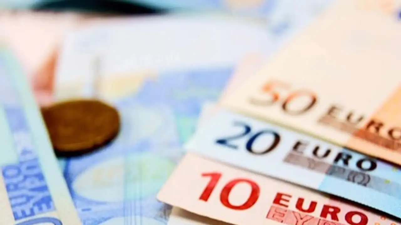 تراجع سعر صرف العملة في البنوك والسوق الحرة وسط تقلبات الأسواق المحلية